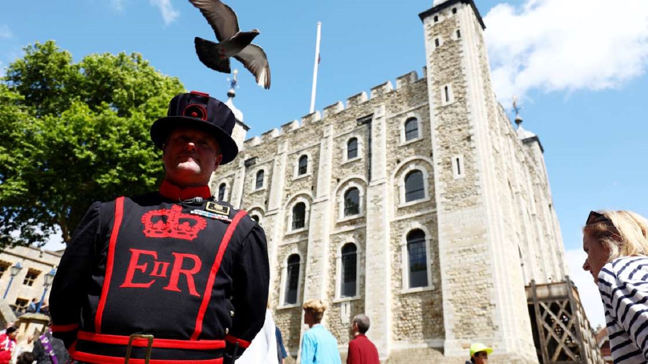 Страж тауэра в переводе едок говядины. The Tower of London Бифитер. Стражи Тауэр (бифитеры). Тауэр Лондон бифитеры. Лондонский Тауэр стража.